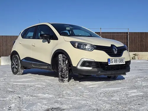 Renault Captur de inchiriat la Aeroport Suceava (SCV) iarna - crossover economic cu Full CASCO inclus