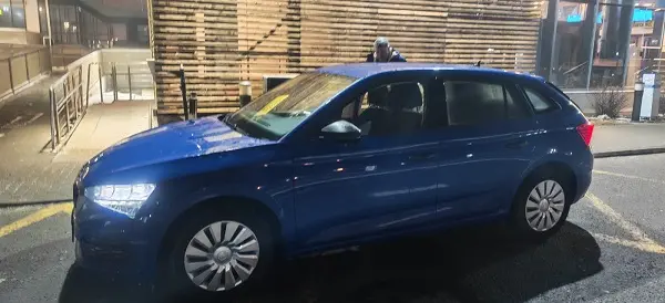 Retur masina noaptea aeroport