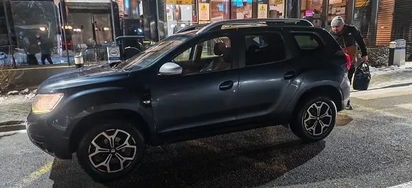 Dacia Duster - returnare noaptea in fata aeroport Suceava
