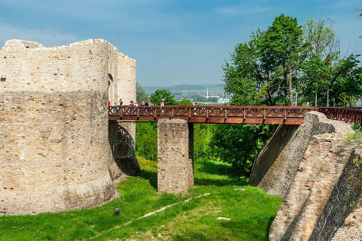 Cetatea de Scaun a Sucevei - obiectiv turistic in circuitul Bucovinei